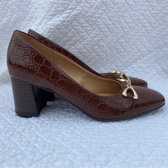 Like new brown heels! - Picture 3 of 7